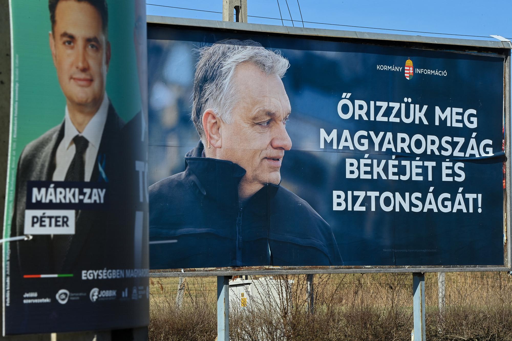 Une affiche électorale de Viktor Orban exhorte à sauver "la paix et la sécurité" de la Hongrie. [APF - Attila Kisbenedek]