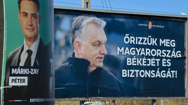 Une affiche électorale de Viktor Orban exhorte à sauver "la paix et la sécurité" de la Hongrie. [APF - Attila Kisbenedek]