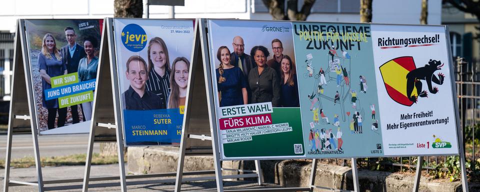 Des affiches de candidates et candidats aux élections cantonales dans les rues de Berne. [Keystone - Peter Schneider]