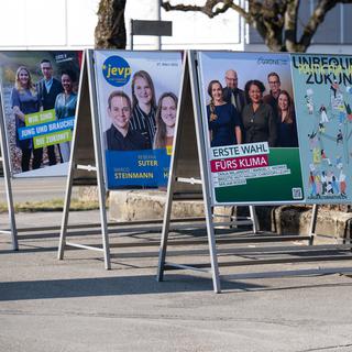 Des affiches de candidates et candidats aux élections cantonales dans les rues de Berne. [Keystone - Peter Schneider]