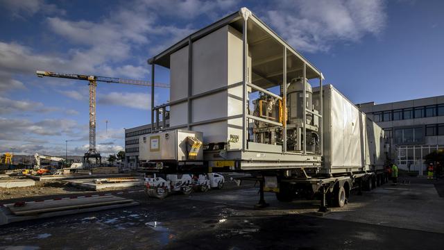 Les éléments de la centrale à gaz mobile de Birr (AG) sont arrivés par camion en novembre. [Keystone - Michael Buholzer]