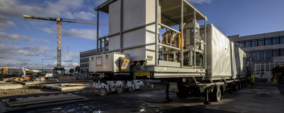 Les éléments de la centrale à gaz mobile de Birr (AG) sont arrivés par camion en novembre. [Keystone - Michael Buholzer]