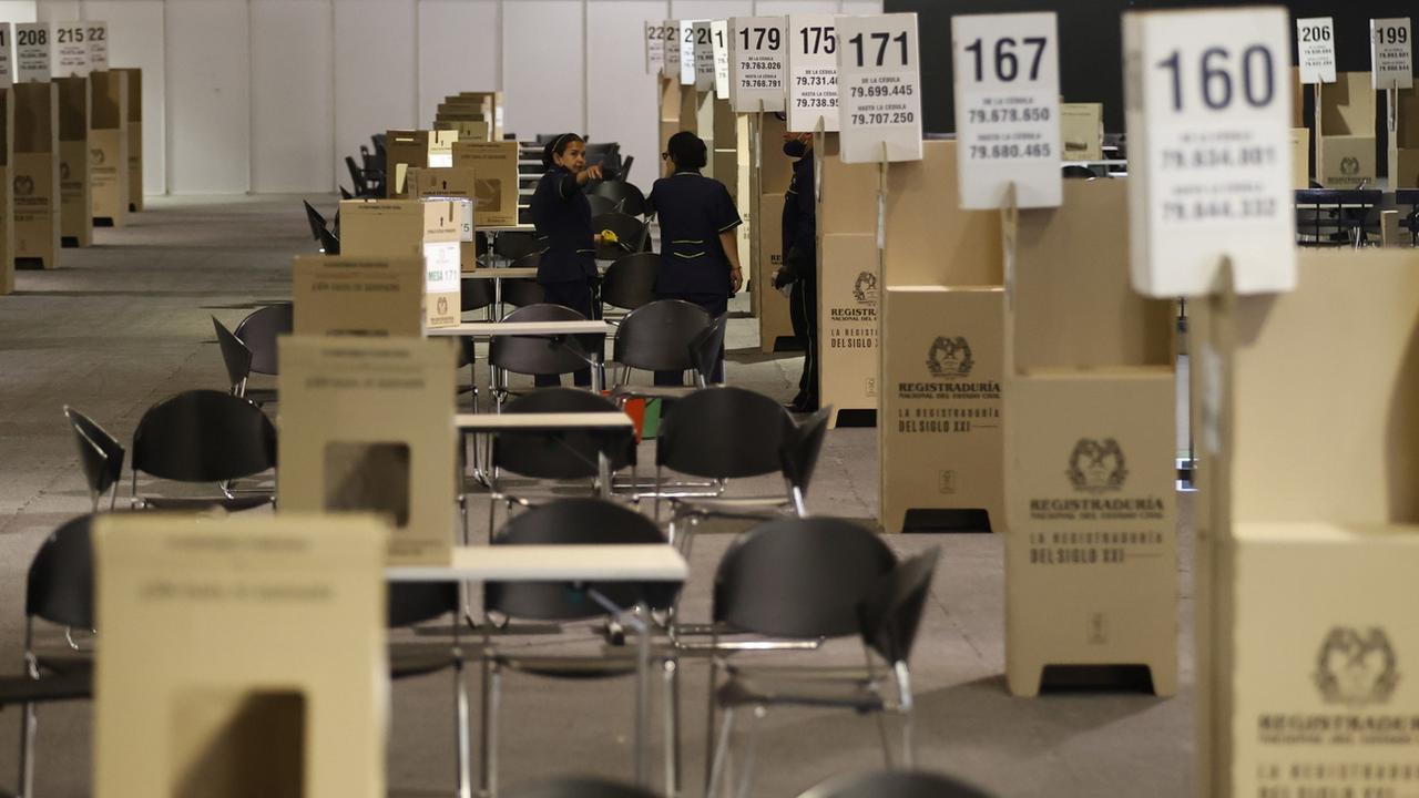 Un bureau de vote pour le deuxième tour de la présidentielle colombienne. [EPA/Keystone - Mauricio Dueàlas Castaàleda]