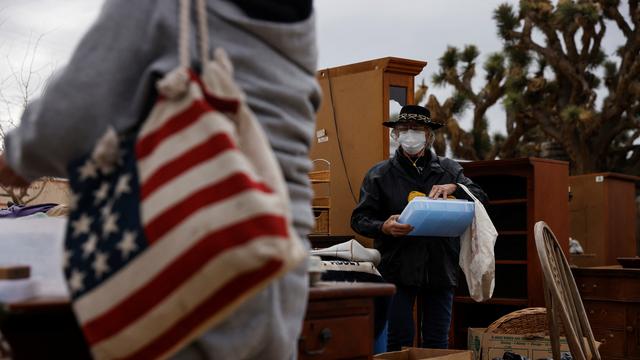 Un homme portant un masque lors d'une brocante dans un village de Californie, le 29 janvier 2022. [Reuters - Shannon Stapleton]