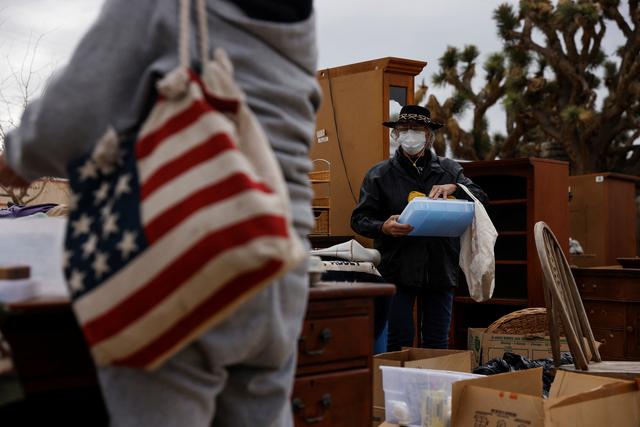 Un homme portant un masque lors d'une brocante dans un village de Californie, le 29 janvier 2022. [Reuters - Shannon Stapleton]