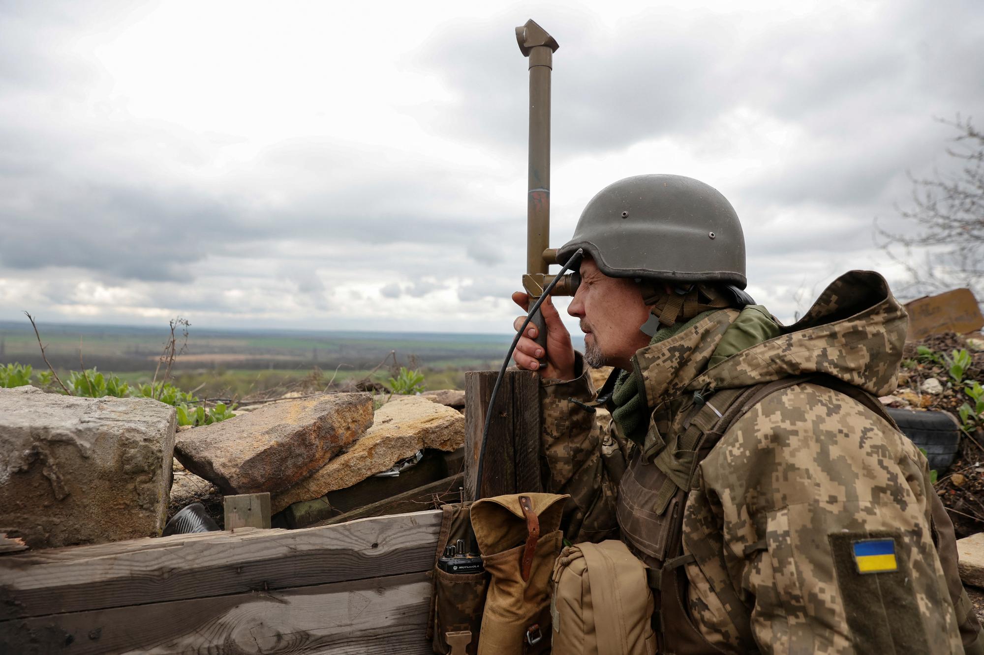 Un soldat ukrainien sur la ligne de front dans la région de Donetsk, le 22 avril 2022. [Reuters - Serhii Nuzhnenko]