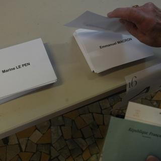 Une personne qui vote lors de l'élection présidentielle française. [AP Photo/Keystone - Michel Euler]