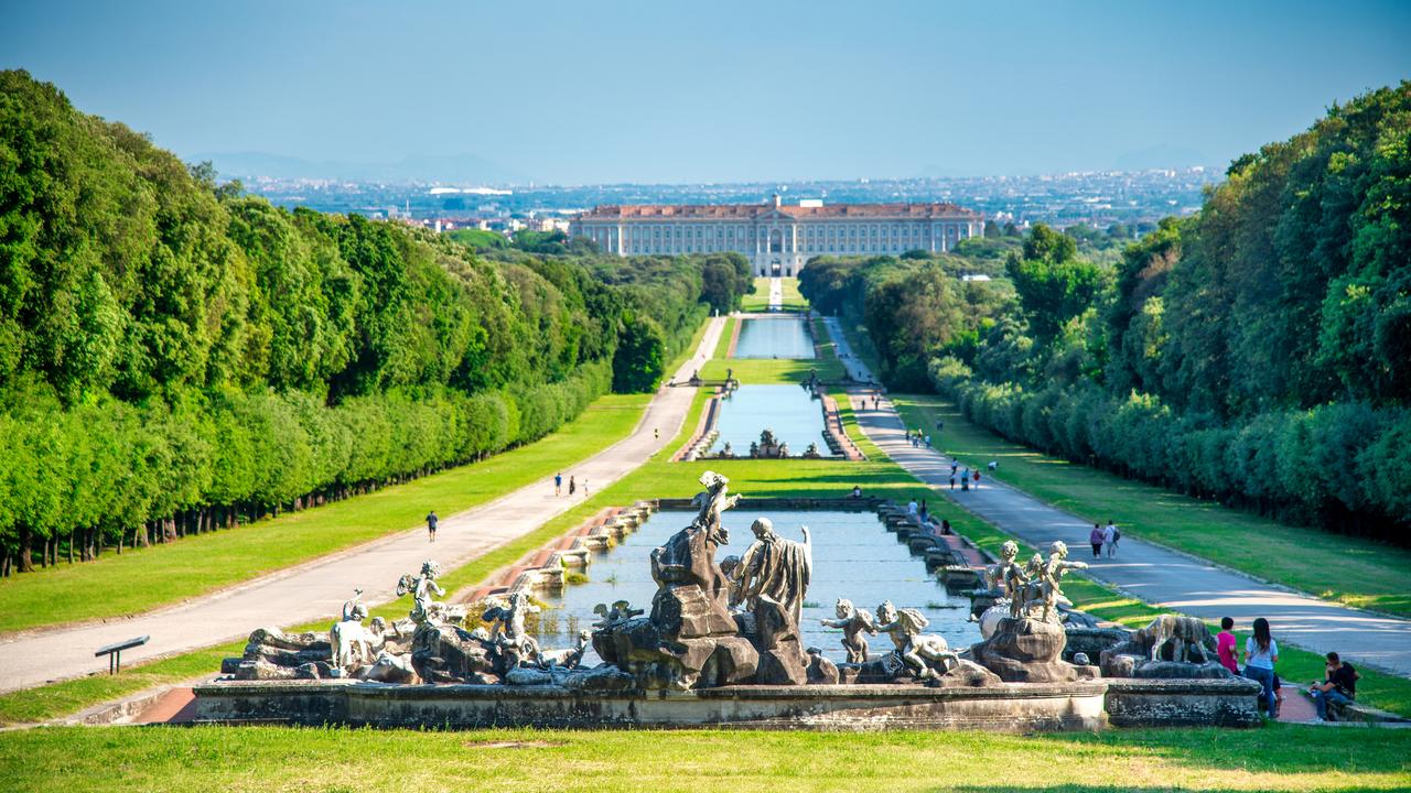Palais Royal de (Reggia di) Caserta - Le très long bassin du lac artificiel du parc. [Depositphotos - Jovannig]