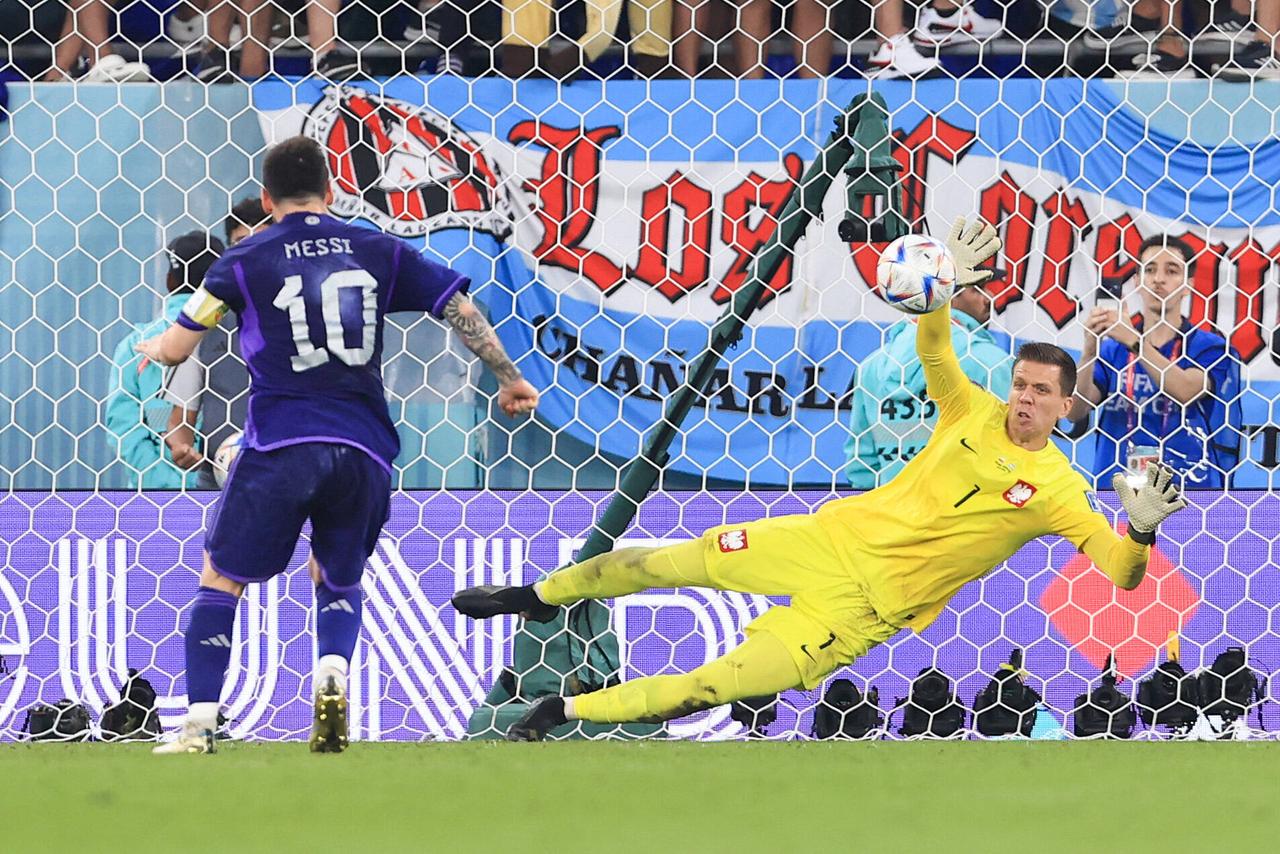 Wojciech Szczesny détourne le penalty de Lionel Messi. Un arrêt - un de plus sur penalty pour le portier polonais - déterminant au décompte final. [Imago Images - IMAGO/Simon Stacpoole]