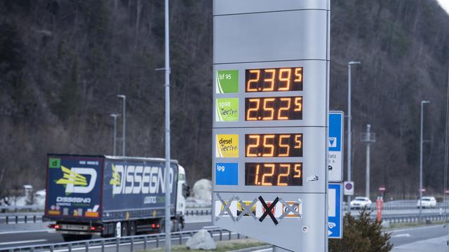 Une station-service Eni sur l'aire d'autoroute A-2 d'Erstfeld présente ses prix de l'essence le jeudi 10 mars 2022 à Erstfeld dans le canton d'Uri. [KEYSTONE - Urs Flueeler]