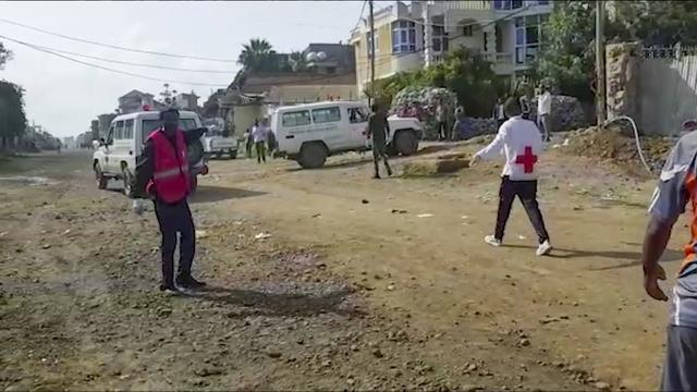 Des secouristes sur le lieu de frappes aériennes à Mekele, en Ethiopie. [Keystone - AP]