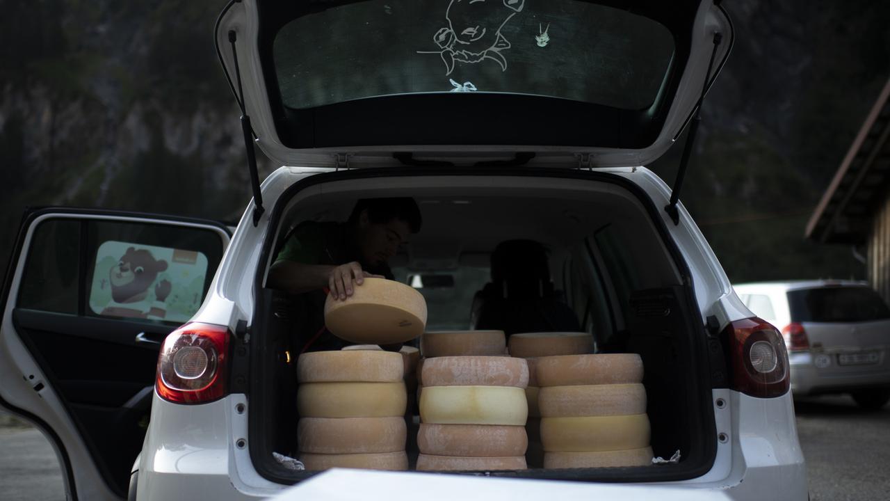 Du fromage prêt à la vente à Weisstannen, dans le canton de St-Gall. [Keystone - Gian Ehrenzeller]