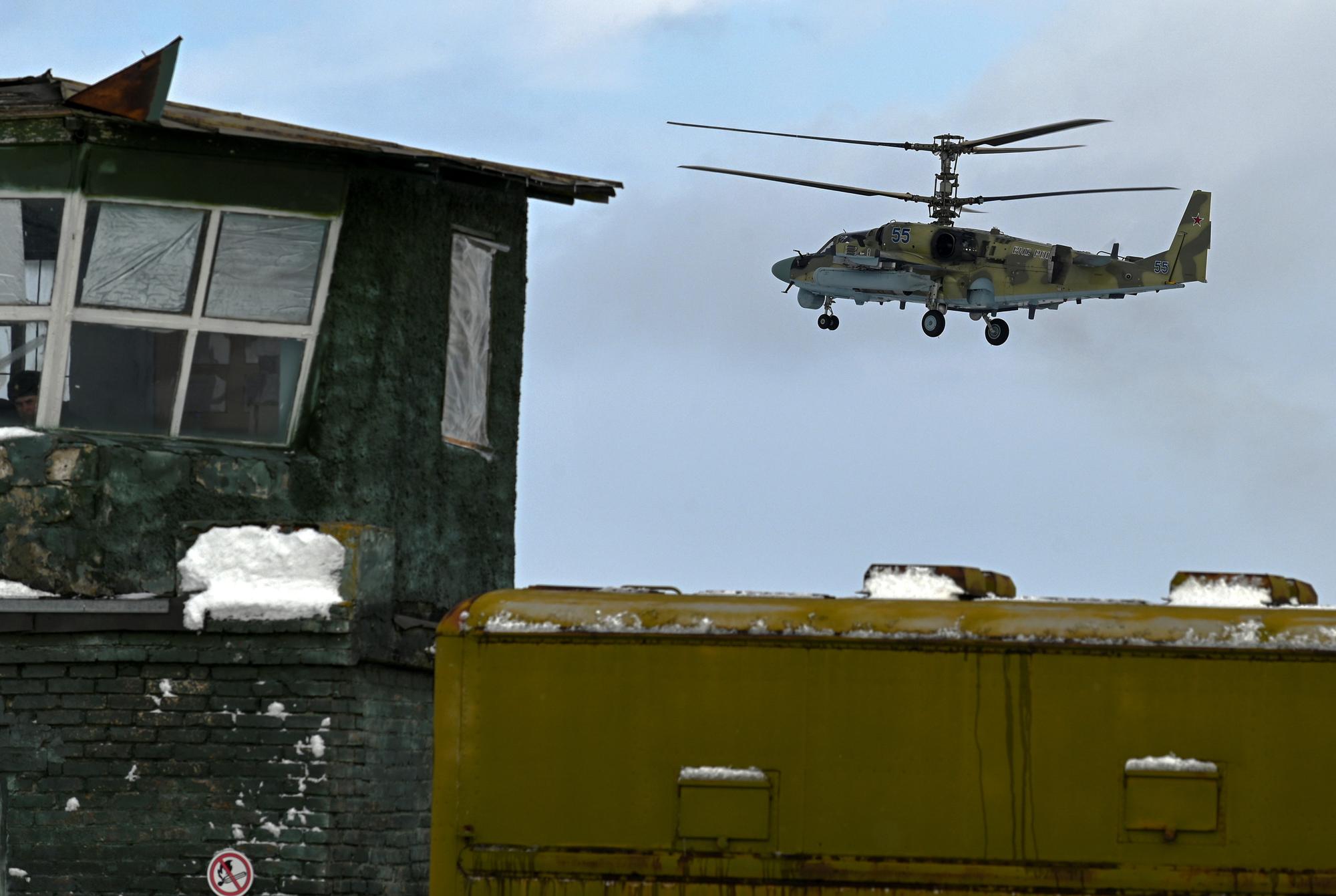 Un hélicoptère de reconnaissance et d'attaque Ka-52 "Alligator" est vu lors d'essais en vol menés par l'armée de l'air russe sur un aérodrome militaire de la région de Rostov, en Russie, le 19 janvier 2022. [reuters - Sergey Pivovarov]