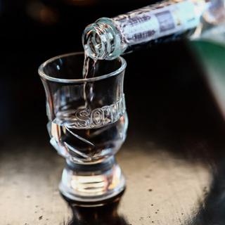 Verre d'alcool (vodka). [AFP - Jakub Porzycki / NurPhoto]