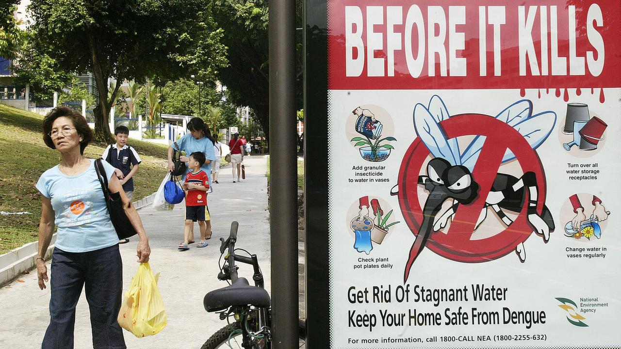 Un panneau énumérant des mesures pour éviter de contracter la dengue à Singapour en 2005. [Keystone - AP Photo/Wong Maye-E]