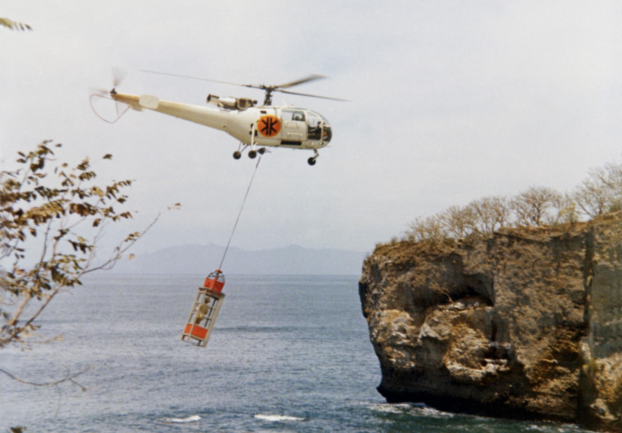 La scène de la cabine de téléphone soulevée par un hélicoptère au début du film "Le Magnifique".