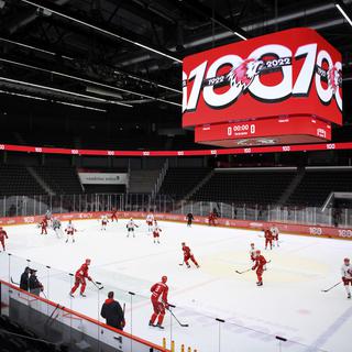 Les joueurs de l'équipe du LHC s'entraîne sous le logo des 100 ans du club lors de la conférence de presse du lancement du centenaire du club de National League de hockey-sur-glace du Lausanne HC, LHC, ce jeudi 20 janvier 2022 à la patinoire de la Vaudoise Arena à Lausanne. (KEYSTONE-Laurent Gillieron) [KEYSTONE - Laurent Gillieron]
