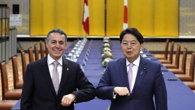 Le président de la Confédération Ignazio Cassis et le ministre japonais des Affaires étrangères Yoshimasa Hayashi, à Tokyo. [KEYSTONE - Eugene Hoshiko / AP Photo]