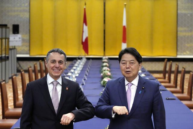 Le président de la Confédération Ignazio Cassis et le ministre japonais des Affaires étrangères Yoshimasa Hayashi, à Tokyo. [KEYSTONE - Eugene Hoshiko / AP Photo]