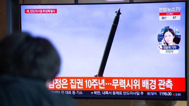 Le lancement d'"un possible missile balistique" fait la une des télévisions sud-coréennes. [Keystone/EPA - Jeon Heon-Kyun]