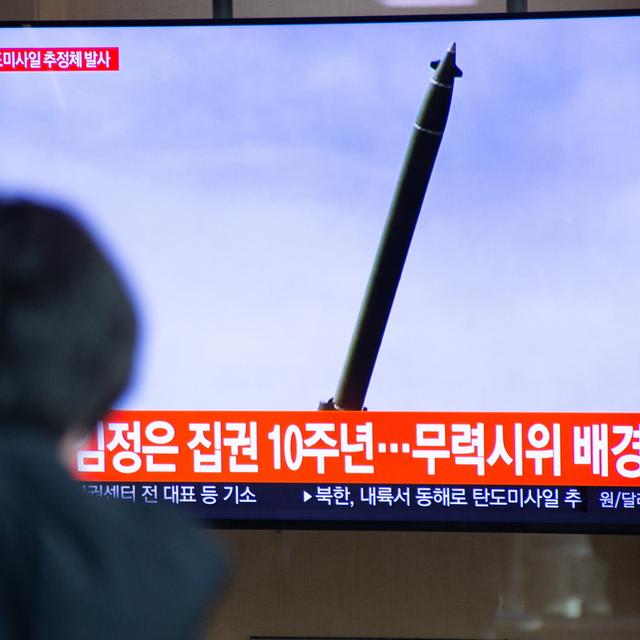 Le lancement d'"un possible missile balistique" fait la une des télévisions sud-coréennes. [Keystone/EPA - Jeon Heon-Kyun]