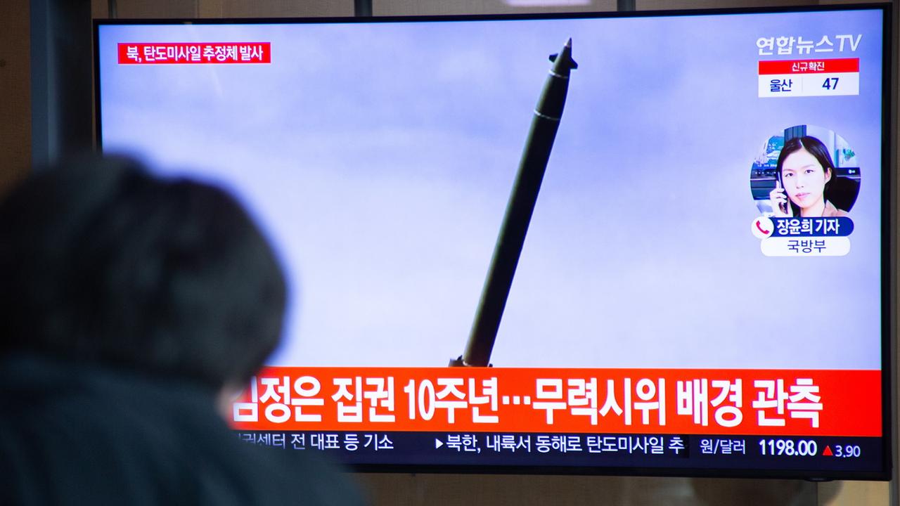 Le lancement d'"un possible missile balistique" fait la une des télévisions sud-coréennes. [Keystone/EPA - Jeon Heon-Kyun]