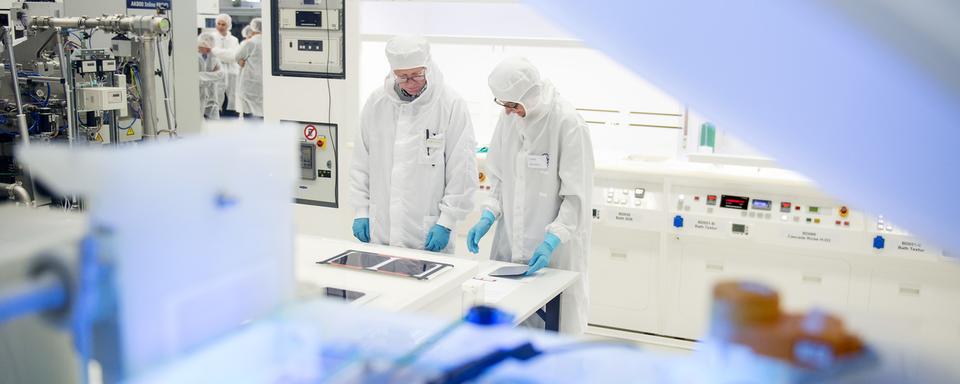 Des scientifiques au CSEM (Centre Suisse d'électronique et de microtechnique) à Neuchâtel. [Keystone - Jean-Christophe Bott]