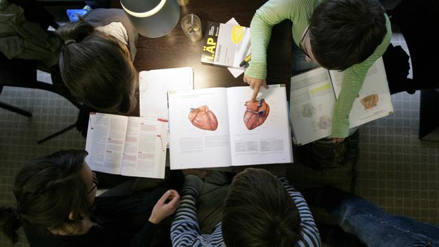 Le test d’admission pour les études de médecine analysé à Fribourg (illustration). [Keystone - Axel Heimken]