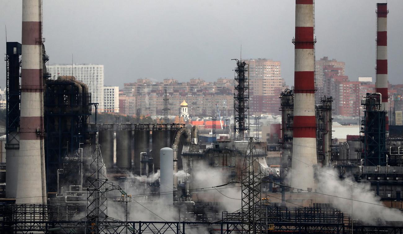 Une vue de la raffinerie de pétrole russe Gazpromneft à Moscou. [EPA/Keystone - Maxim Shipenkov]