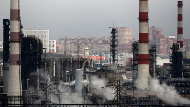 Une vue de la raffinerie de pétrole russe Gazpromneft à Moscou. [EPA/Keystone - Maxim Shipenkov]