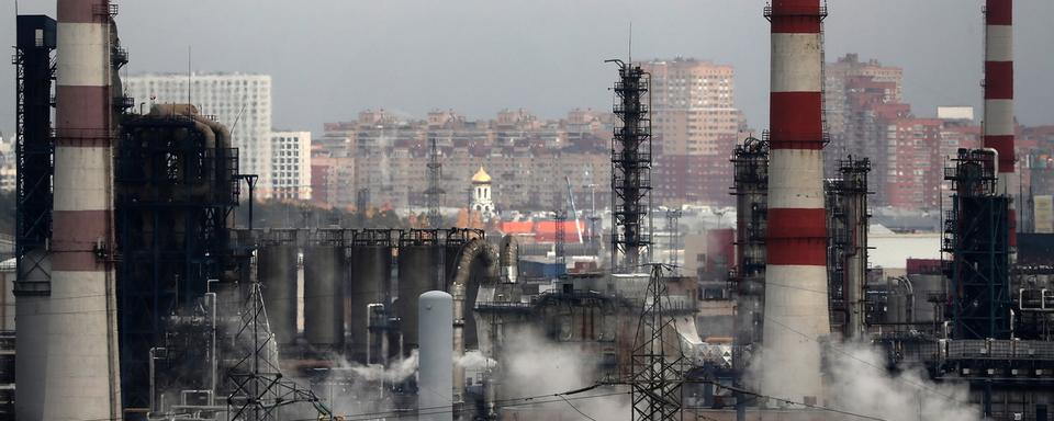 Une vue de la raffinerie de pétrole russe Gazpromneft à Moscou. [EPA/Keystone - Maxim Shipenkov]