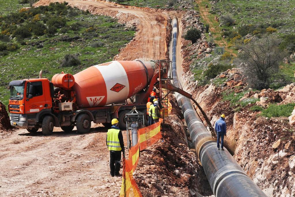 Construction d'une conduite pour transporter l'eau dessalée de la mer Méditerranée afin de remplir la mer de Galilée, le principal réservoir d'eau de l'État d'Israël en mars 2022. [AFP - MENAHEM KAHANA]