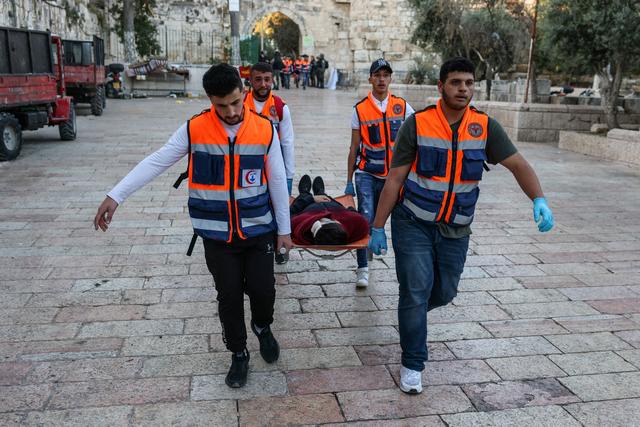 De nombreuses personnes ont été blessées sur l'Esplanade des mosquées à Jerusalem. [AFP - Ahmad Gharabli]