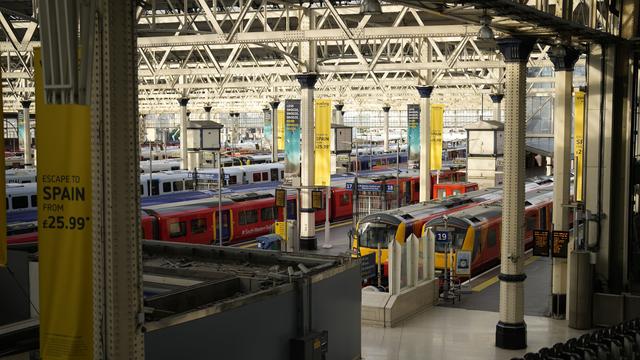 Mardi 21 juin: des trains à l'arrêt dans la gare de Waterloo à Londres lors de la plus grande grève du rail depuis 30 ans dans le pays. [Keystone/AP Photo - Matt Dunham]