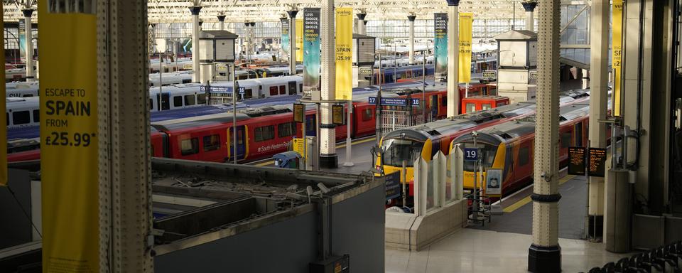 Mardi 21 juin: des trains à l'arrêt dans la gare de Waterloo à Londres lors de la plus grande grève du rail depuis 30 ans dans le pays. [Keystone/AP Photo - Matt Dunham]