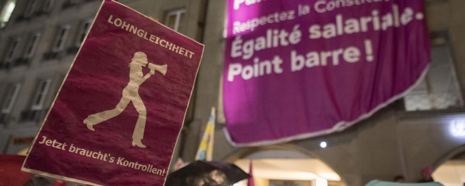 Manifestation pour l'égalité salariale hommes-femmes à Berne en janvier 2018. [Keystone - Anthony Anex]