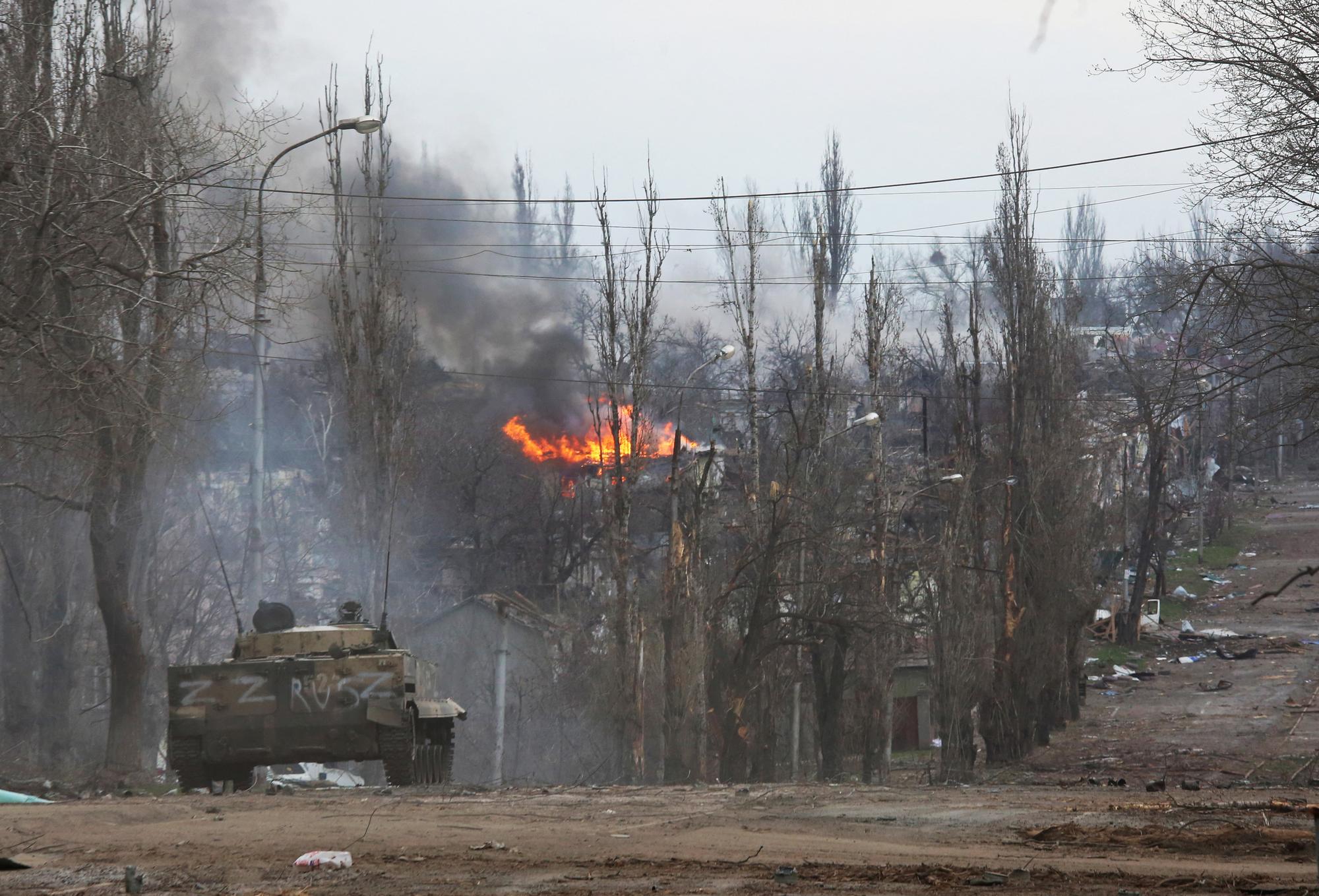 Un char des séparatistes pro-russes à Marioupol, le 11 avril 2022. [Reuters - Chingis Kondarov]