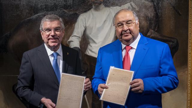 Alicher Ousmanov (à droite), avec Thomas Bach, président du CIO. [Fédération international d'escrime]