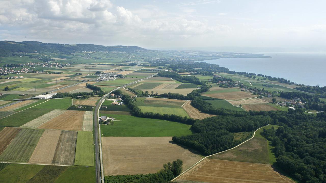 Vue aérienne de la région de La Côte entre Gland et Rolle (archive). [Keystone - Laurent Gilliéron]