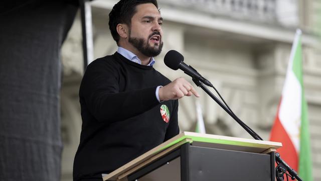 Le co-président du parti socialiste Cédric Wermuth a notamment pris la parole lors de la manifestation à Berne. [Keystone - Anthony Anex]