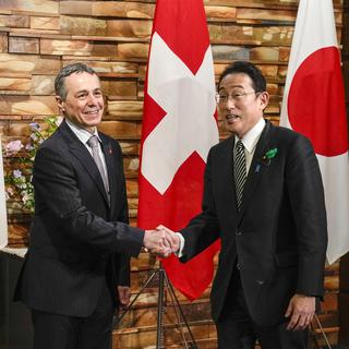 Ignazio Cassis a rencontré le 19 avril 2022 à Tokyo le Premier ministre Fumio Kishida (photo) et le ministre des Affaires étrangères du Japon. [Keystone - EPA/KIMIMASA MAYAMA]