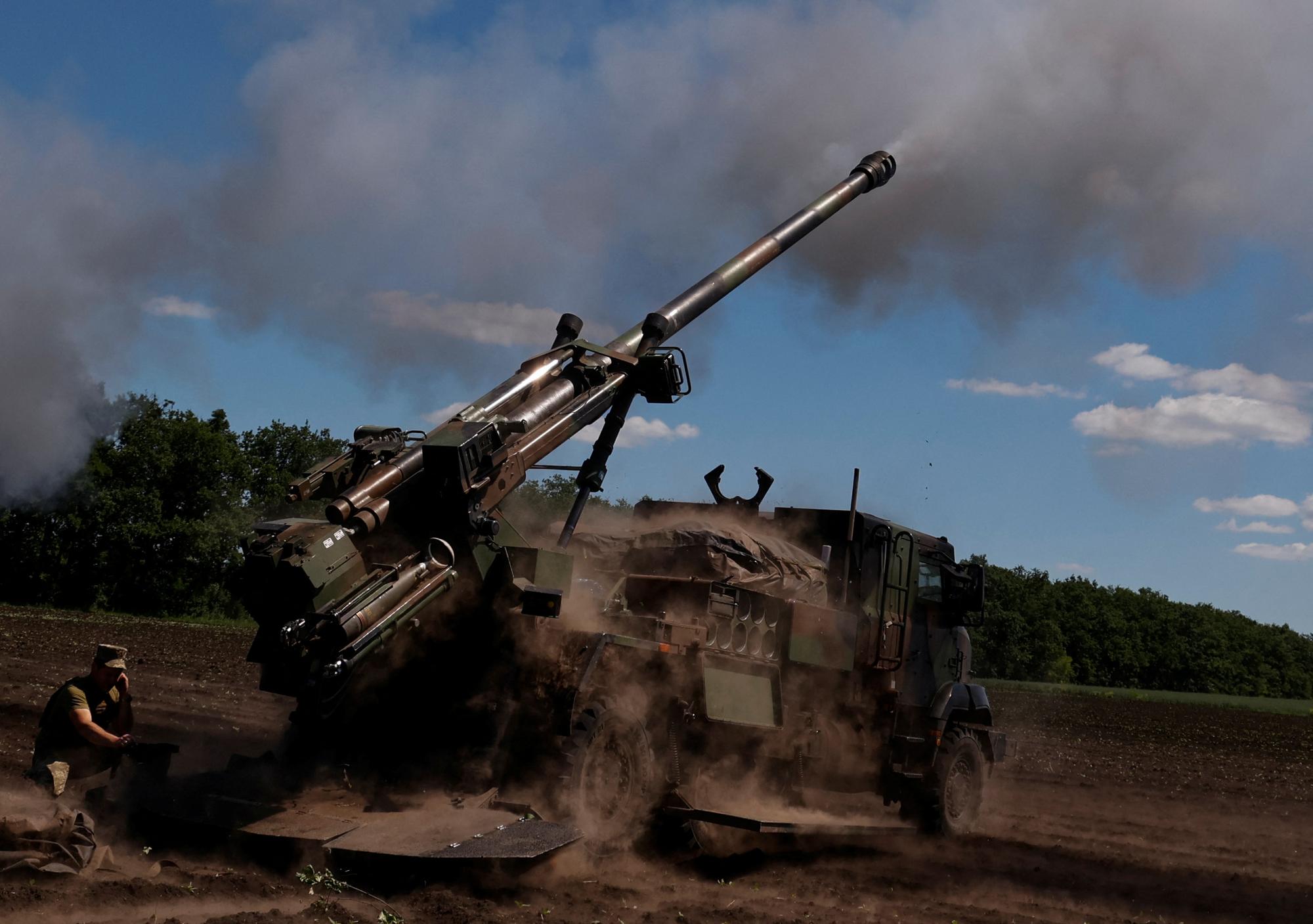 Un canon Caesar de fabrication française tire sur des positions russes dans la région de Donetsk. [Reuters - Stringer]