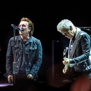 Bono (au centre), chanteur du groupe irlandais U2. Ici en concert à Copenhague en 2018. [Ritzau Scanpix/AFP - Nils Meilvang]