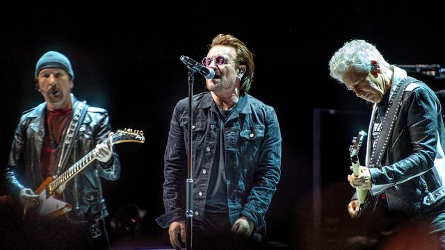 Bono (au centre), chanteur du groupe irlandais U2. Ici en concert à Copenhague en 2018. [Ritzau Scanpix/AFP - Nils Meilvang]