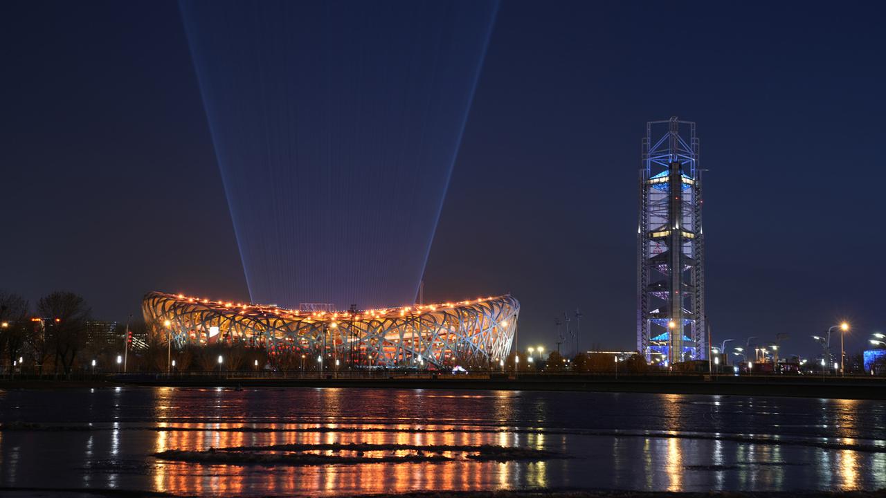Le "Nid d'Oiseau", stade national de Pékin, illuminé pour une répétition de la cérémonie d'ouverture des JO, le 27 janvier 2022. [AP/Keystone - Ng Han Guan]