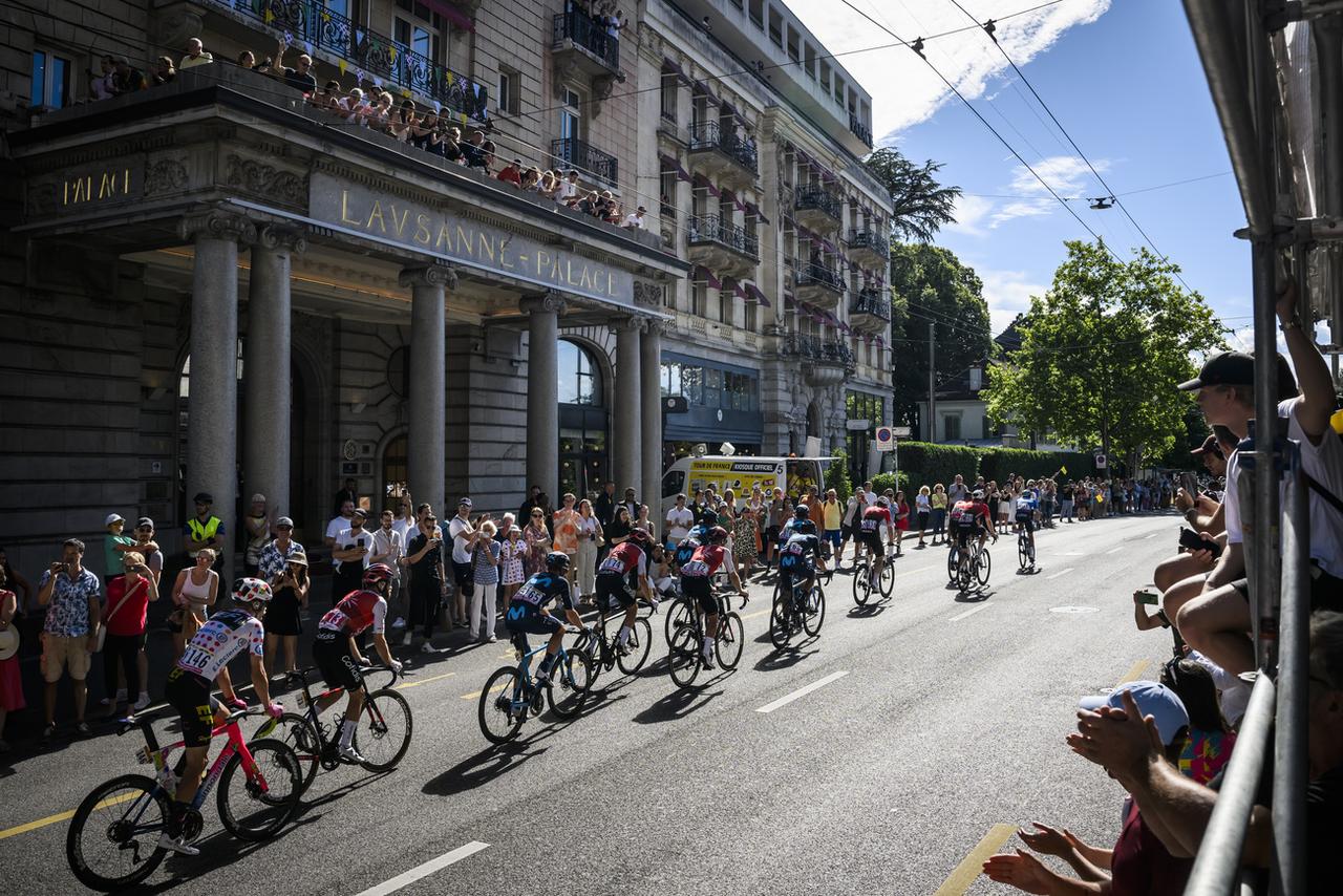 Les coureurs se sont élancés à toute allure (plus de 30 km/h) dans les rues de la capitale vaudoise. [KEYSTONE - Jean-Christophe Bott]