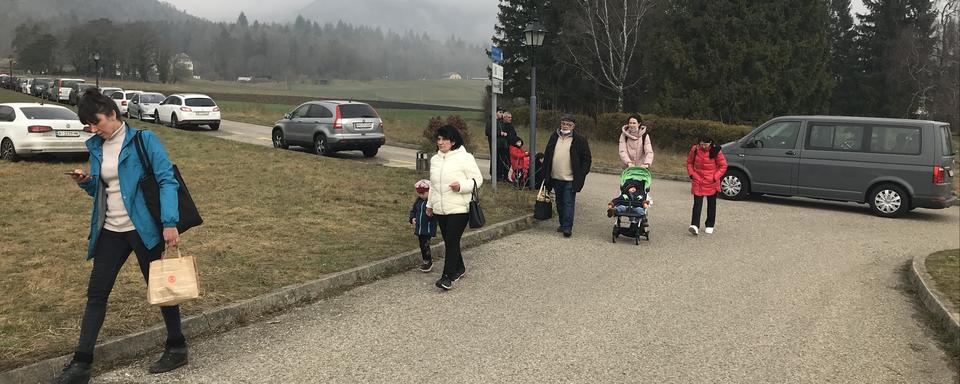 Des réfugiés ukrainiens à l'entrée du centre d'enregistrement de Boudry (NE). [RTS - Ludovic Rocchi]