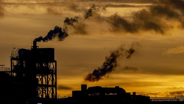 Une usine de BASF à Ludwigshafen, en Allemagne. Le géant allemand de la chimie envisage de délocaliser. [Keystone - AP Photo/Michael Probst]