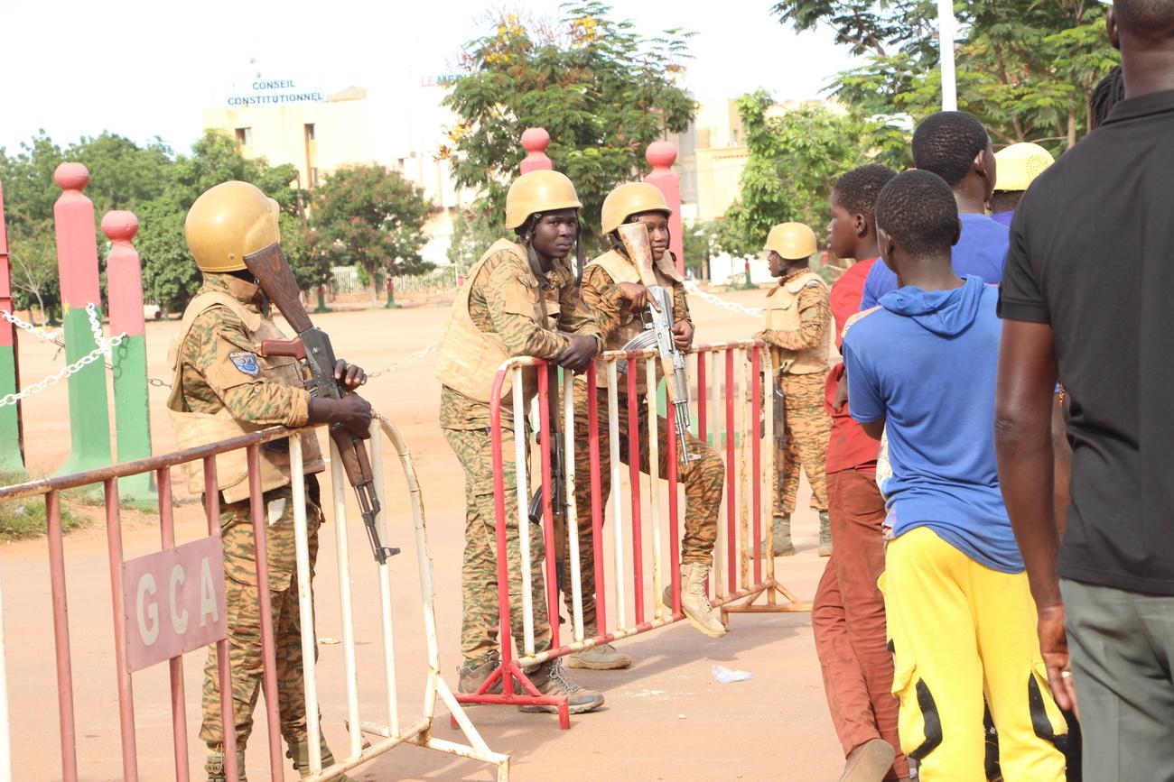 L'armée a fermé l'accès aux bâtiments gouvernementaux à Ouagadougou, dont l'Assemblée nationale et le radiodiffuseur national. [Keystone - Assane Ouedraogo]