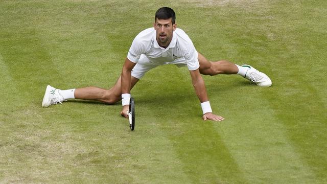 Les adversaires de Novak Djokovic peuvent le mettre dans toutes les positions, le Serbe ne rompt jamais. [AP - Alberto Pezzali]